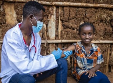 La vacuna contra la malaria llega a los niños de Camerún