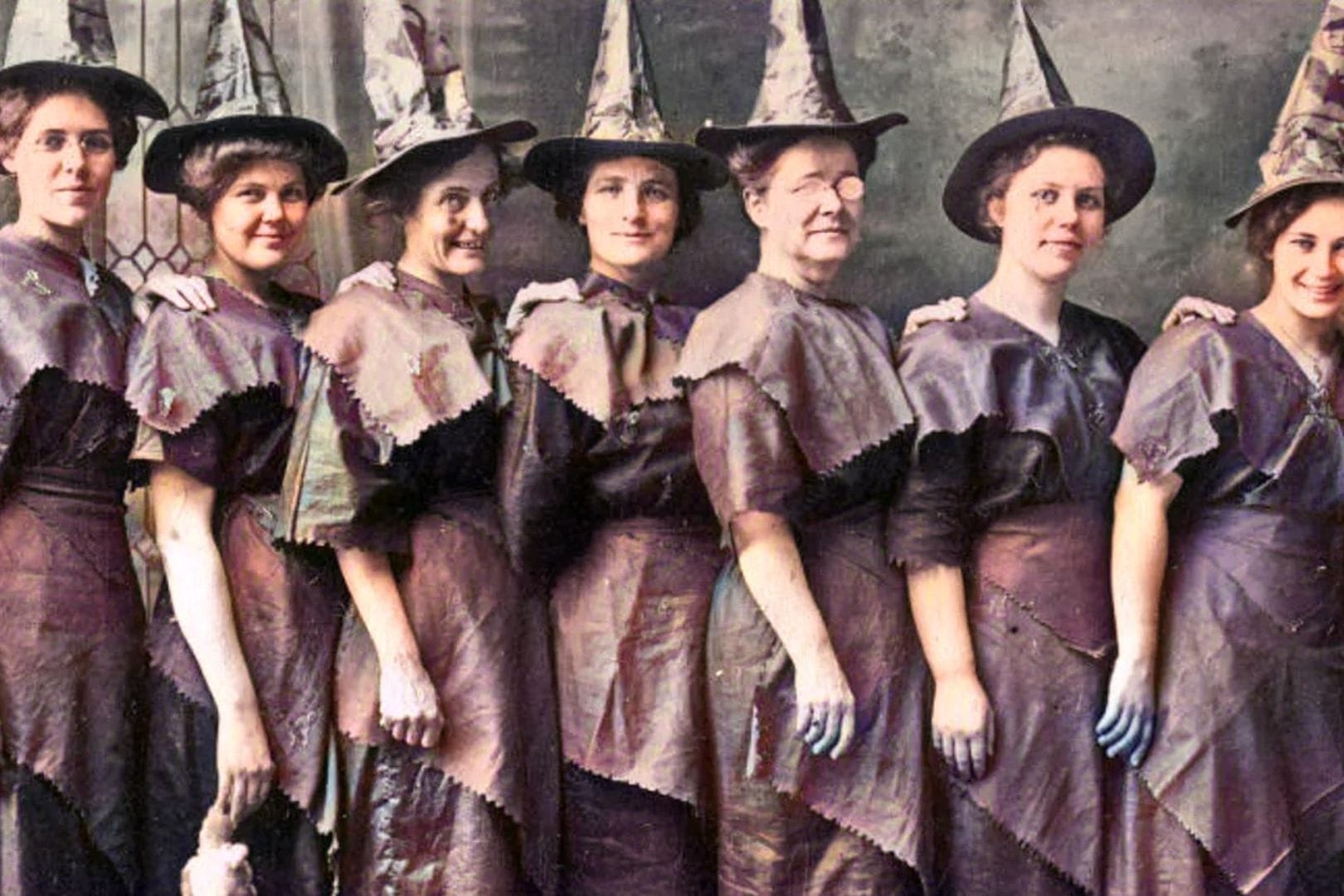Bruzas disfrazadas en 1910