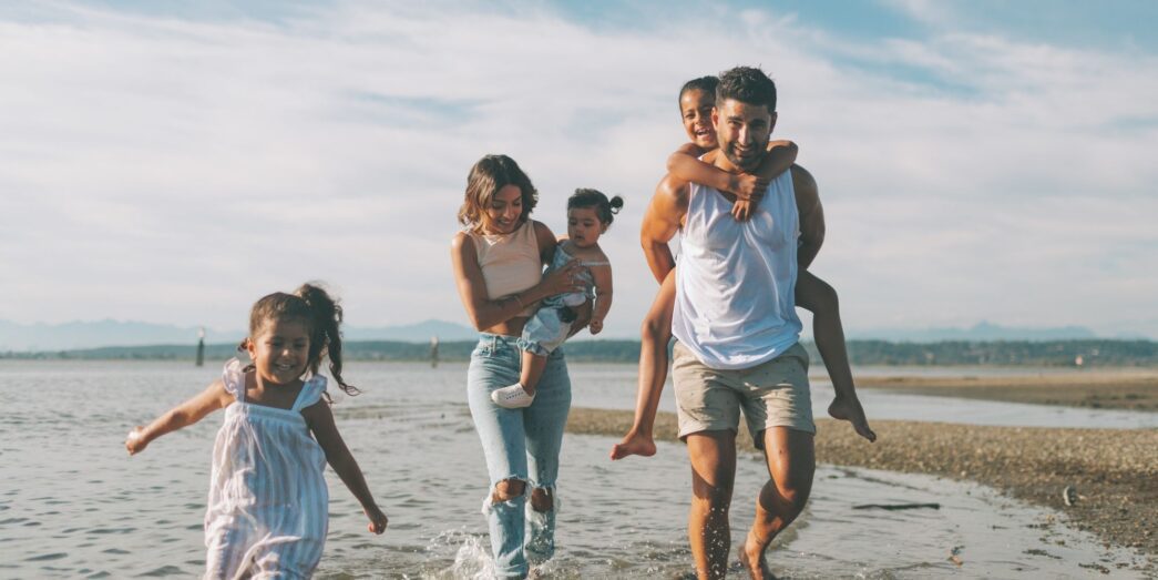 Cuidar de tus hijos podría proteger tu cerebro del envejecimiento, según la ciencia