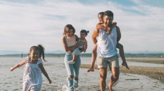 Cuidar de tus hijos podría proteger tu cerebro del envejecimiento, según la ciencia