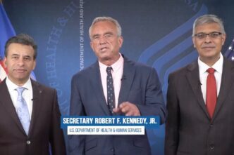 RFK Jr. revierte las recomendaciones de la vacuna contra la COVID-19 para niños sanos y embarazadas en EE.UU.