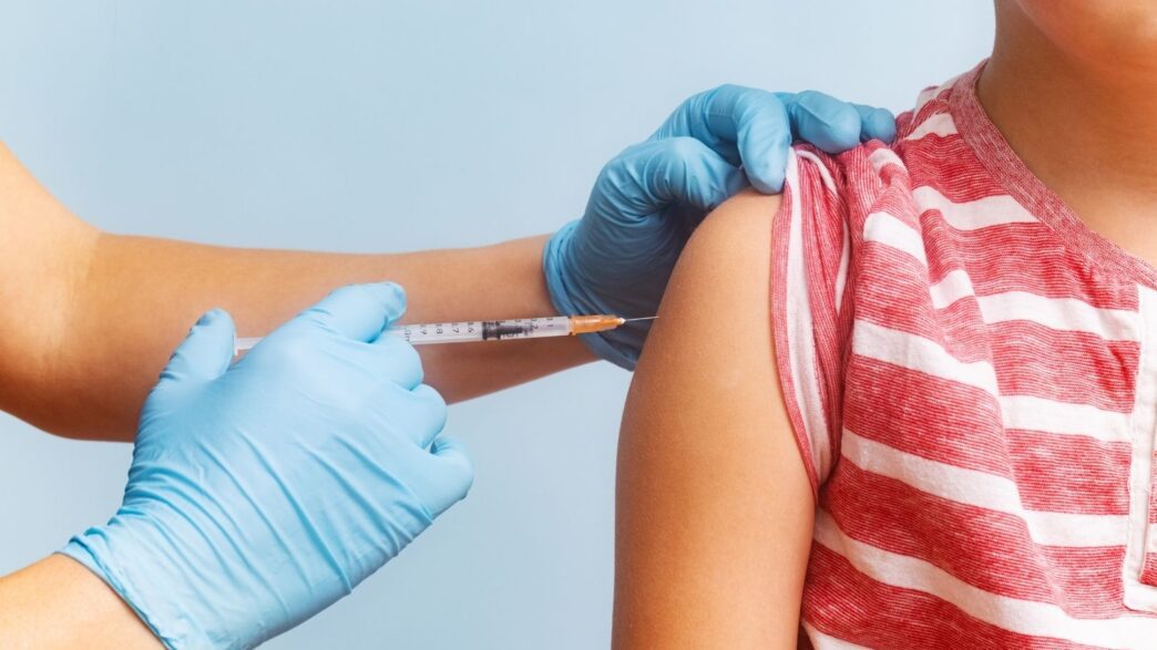 La FDA ha pedido a Pfizer y Moderna que amplíen el rango de edad para advertir sobre un raro riesgo de miocarditis tras la vacuna de ARNm contra la COVID-19