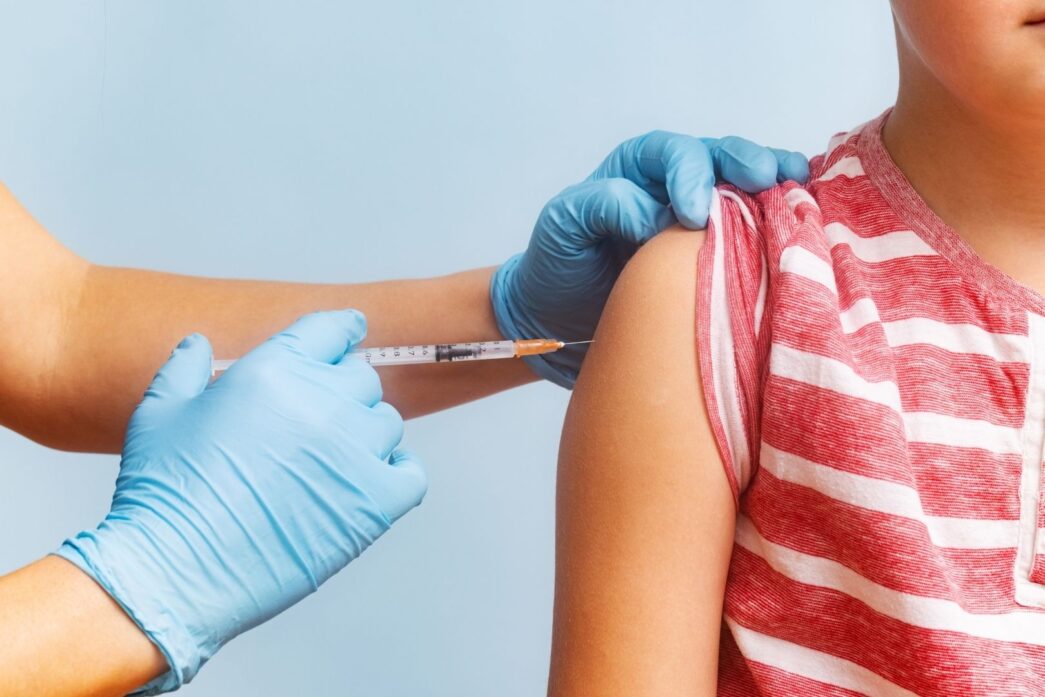 La FDA ha pedido a Pfizer y Moderna que amplíen el rango de edad para advertir sobre un raro riesgo de miocarditis tras la vacuna de ARNm contra la COVID-19