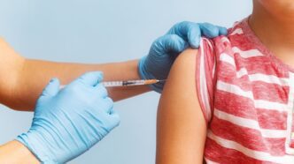 La FDA ha pedido a Pfizer y Moderna que amplíen el rango de edad para advertir sobre un raro riesgo de miocarditis tras la vacuna de ARNm contra la COVID-19