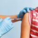 La FDA ha pedido a Pfizer y Moderna que amplíen el rango de edad para advertir sobre un raro riesgo de miocarditis tras la vacuna de ARNm contra la COVID-19