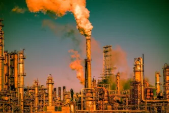 Una empresa contaminando la atmósfera