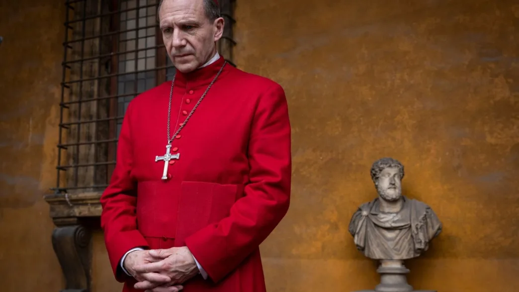 Ralph Fiennes en Cónclave