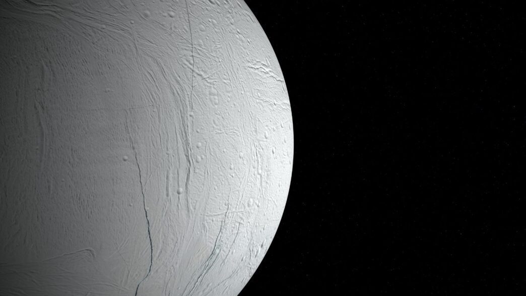 ¿Y si sembráramos vida en una luna de Saturno? El audaz experimento que la ciencia ya se plantea
