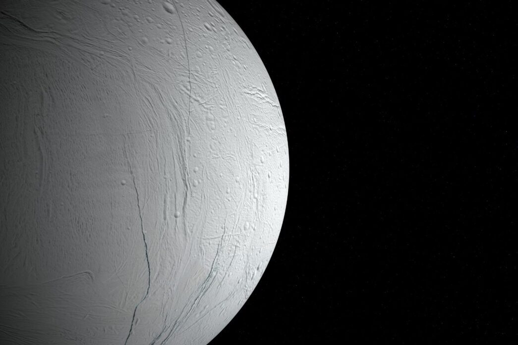 ¿Y si sembráramos vida en una luna de Saturno? El audaz experimento que la ciencia ya se plantea