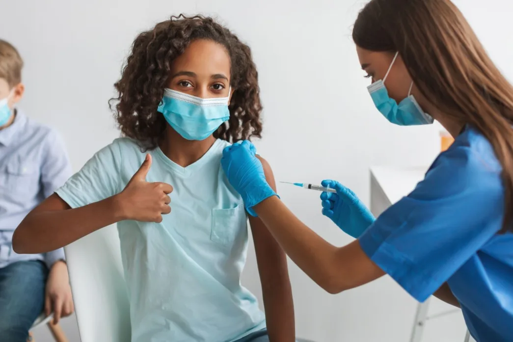 Vacunarse protege incluso a los que no pueden hacerlo