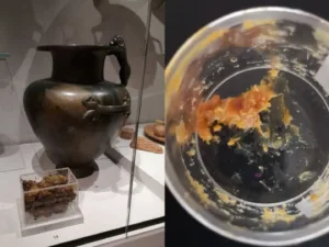 Una de las hidrias griegas de bronce con tres asas expuesta en el Museo Ashmolean (izquierda). Primer plano del misterioso residuo anaranjado y pegajoso hallado en su interior (derecha)