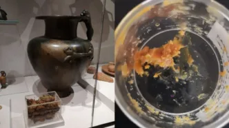 Una de las hidrias griegas de bronce con tres asas expuesta en el Museo Ashmolean (izquierda). Primer plano del misterioso residuo anaranjado y pegajoso hallado en su interior (derecha)