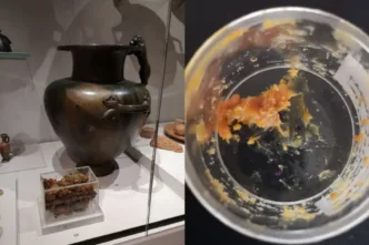 Una de las hidrias griegas de bronce con tres asas expuesta en el Museo Ashmolean (izquierda). Primer plano del misterioso residuo anaranjado y pegajoso hallado en su interior (derecha)