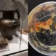Una de las hidrias griegas de bronce con tres asas expuesta en el Museo Ashmolean (izquierda). Primer plano del misterioso residuo anaranjado y pegajoso hallado en su interior (derecha)