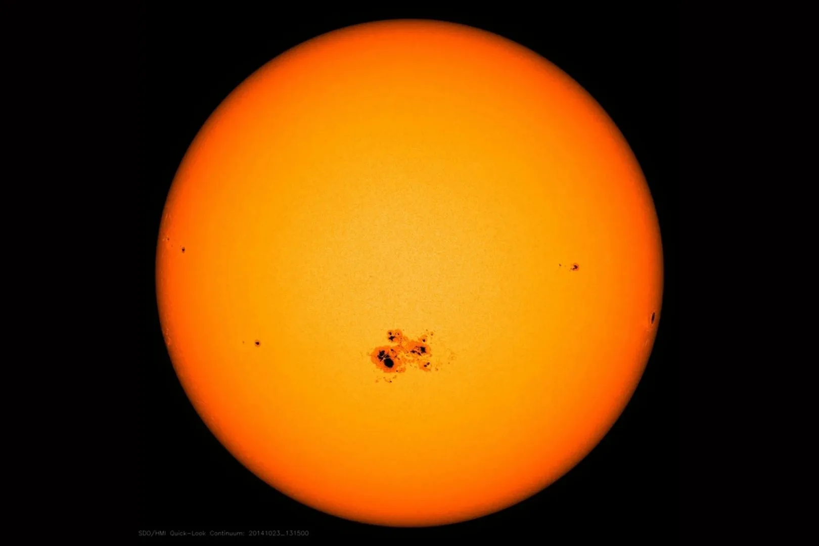 manchas-oscuras-sol-2014 | Planeta 16 El 18 de octubre de 2014, un grupo de manchas oscuras emergió en la superficie del Sol, revelando una intensa actividad magnética