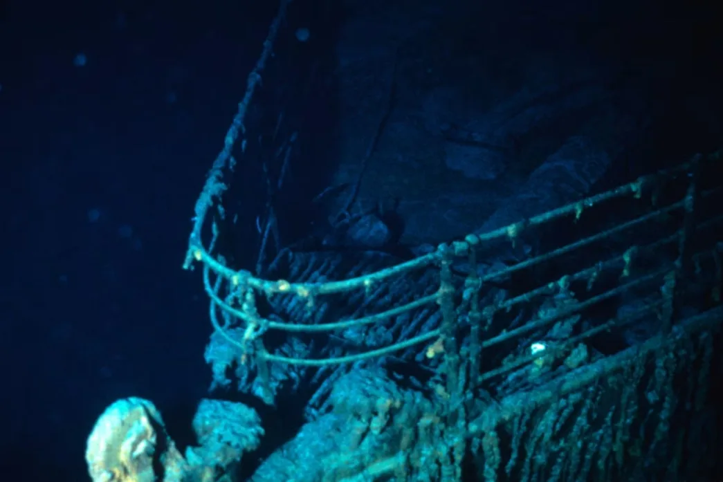 La proa del Titanic, fotografiada en 1986, revela las cicatrices del tiempo y los efectos del óxido submarino tras décadas de silencio