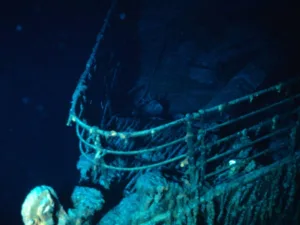 La proa del Titanic, fotografiada en 1986, revela las cicatrices del tiempo y los efectos del óxido submarino tras décadas de silencio