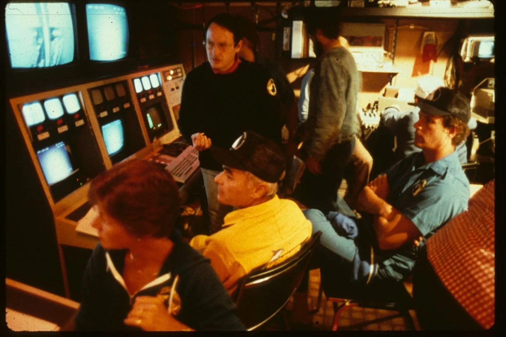 Robert Ballard y su equipo observan atentos las imágenes submarinas del sistema ARGO, sin saber que están a minutos de hacer historia