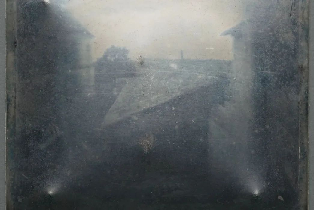 La primera fotografía permanente de la historia fue tomada desde esta ventana en Francia en 1826, marcando el inicio de una revolución visual que transformaría el arte, la ciencia y la forma de ver el mundo