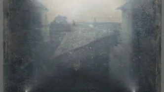 La primera fotografía permanente de la historia fue tomada desde esta ventana en Francia en 1826, marcando el inicio de una revolución visual que transformaría el arte, la ciencia y la forma de ver el mundo