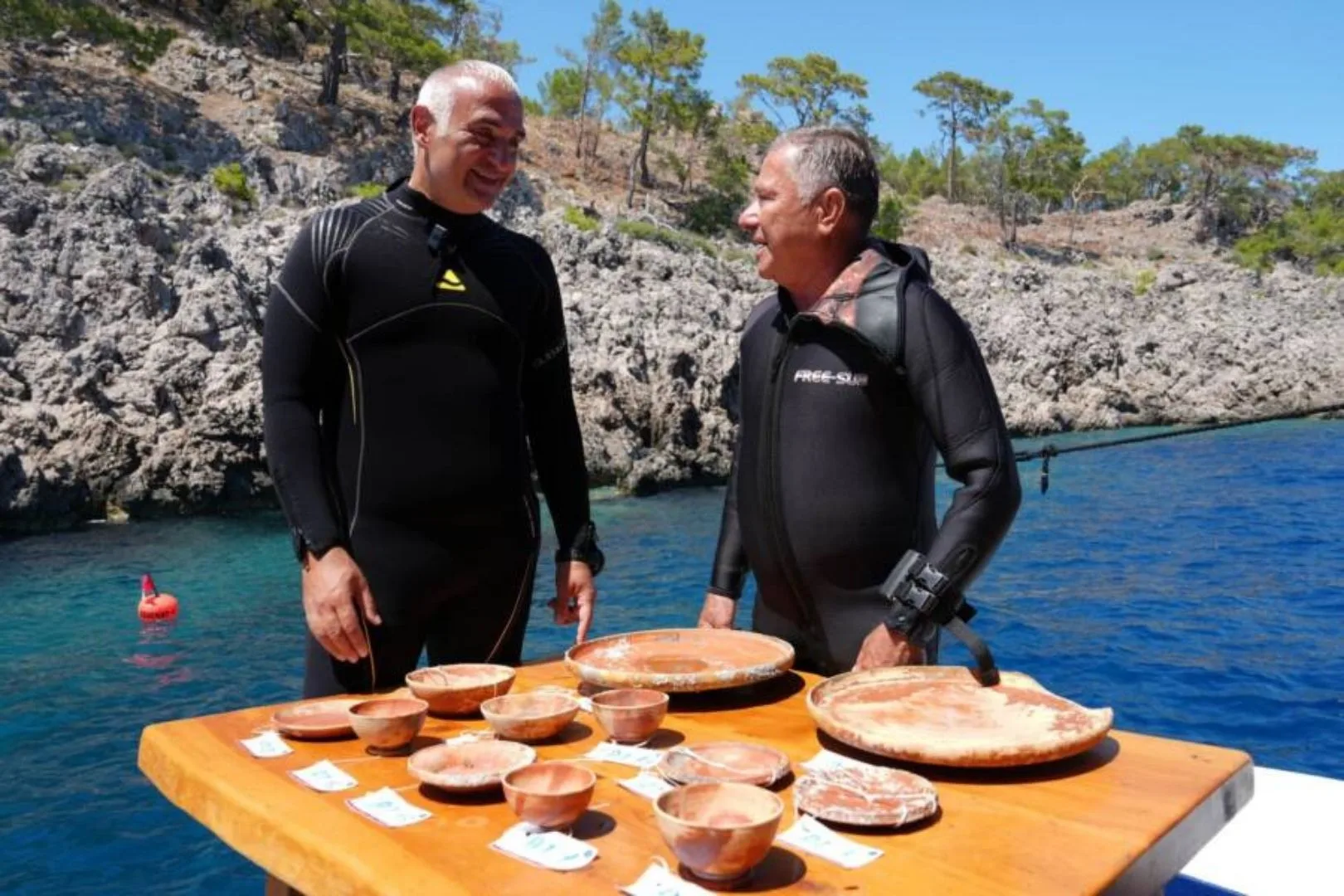 arqueologos-turquia-pecio | Planeta 16 Los arqueólogos creen que la embarcación transportaba mercancías de cerámica cuando naufragó hace unos 2.000 años