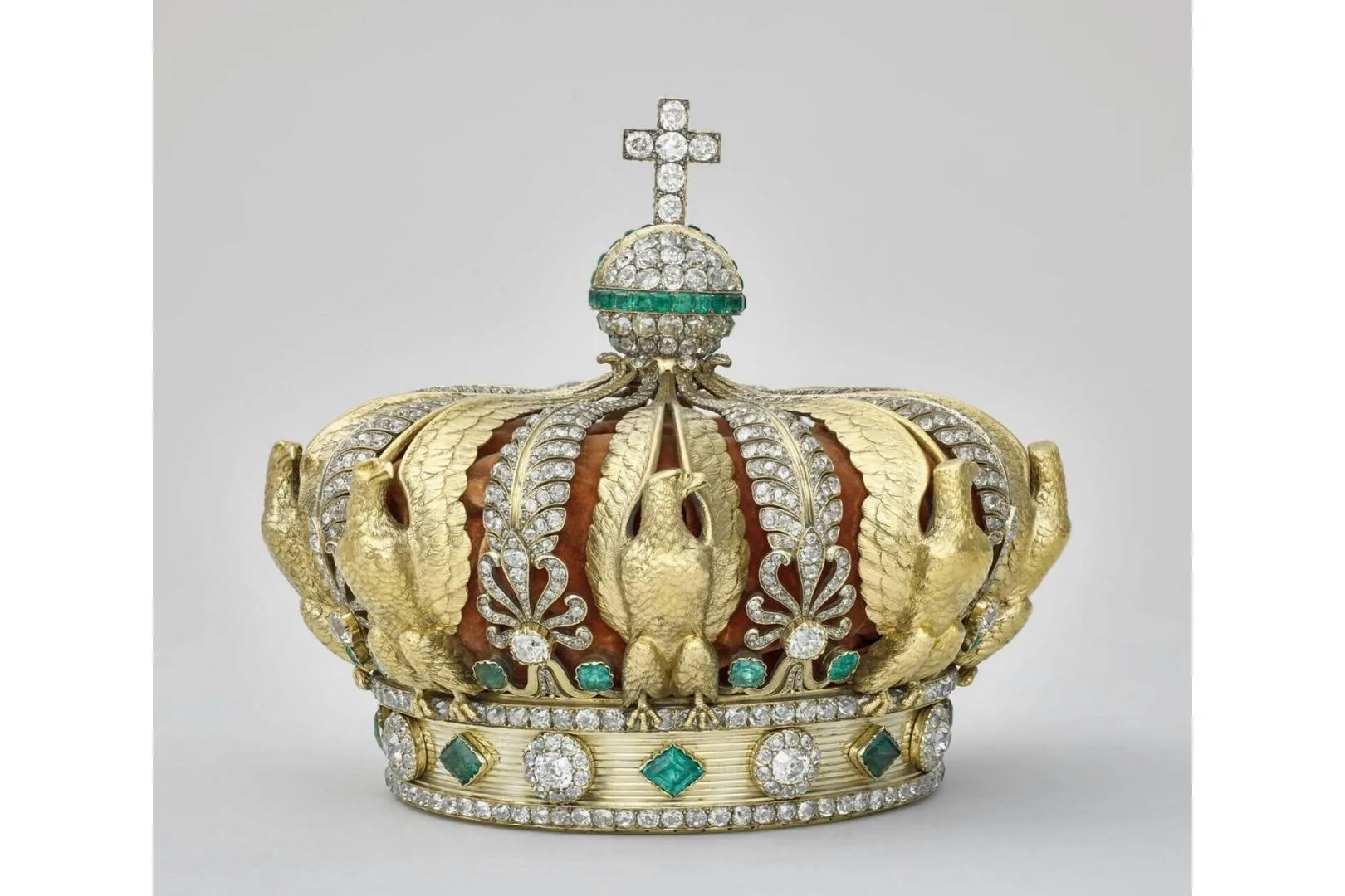 Corona de la emperatriz Eugenia, diseñada por Alexandre-Gabriel Lemonnier en 1855, presentada junto a su estuche original