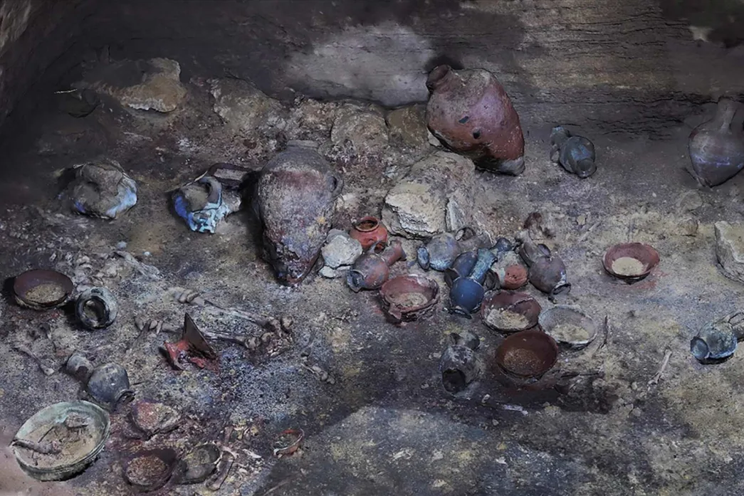 Durante unas excavaciones en el antiguo puerto costero de Yavneh-Yam, un equipo de arqueólogos ha desenterrado un complejo funerario que data de la Edad del Bronce