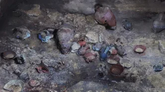 Durante unas excavaciones en el antiguo puerto costero de Yavneh-Yam, un equipo de arqueólogos ha desenterrado un complejo funerario que data de la Edad del Bronce