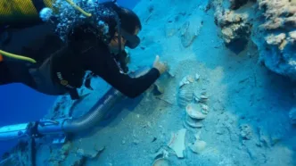 Un arqueólogo submarino retira con delicadeza la arena que cubre un conjunto de cerámicas apiladas halladas en un pecio frente a la costa turca