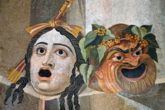Mosaico del siglo II d. C. con dos máscaras teatrales apoyadas sobre un pedestal en esquina