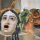 Mosaico del siglo II d. C. con dos máscaras teatrales apoyadas sobre un pedestal en esquina