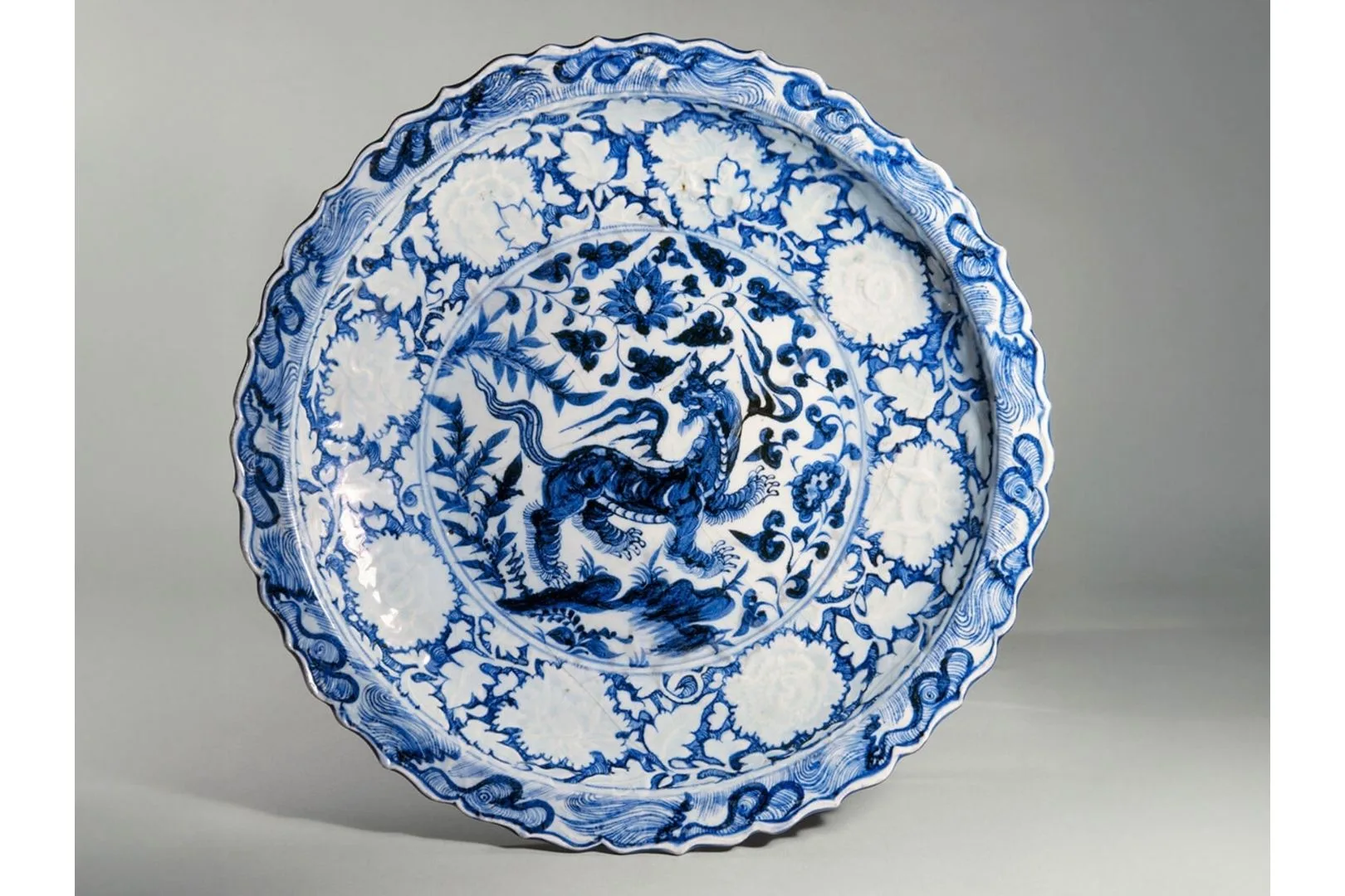 Plato con decoración azul y blanca que representa al 'Baizi', una criatura mítica de la tradición china, sustraído del Museo Nacional Adrien Dubouché de Limoges. La pieza data de mediados del siglo XIV, durante la dinastía Yuan