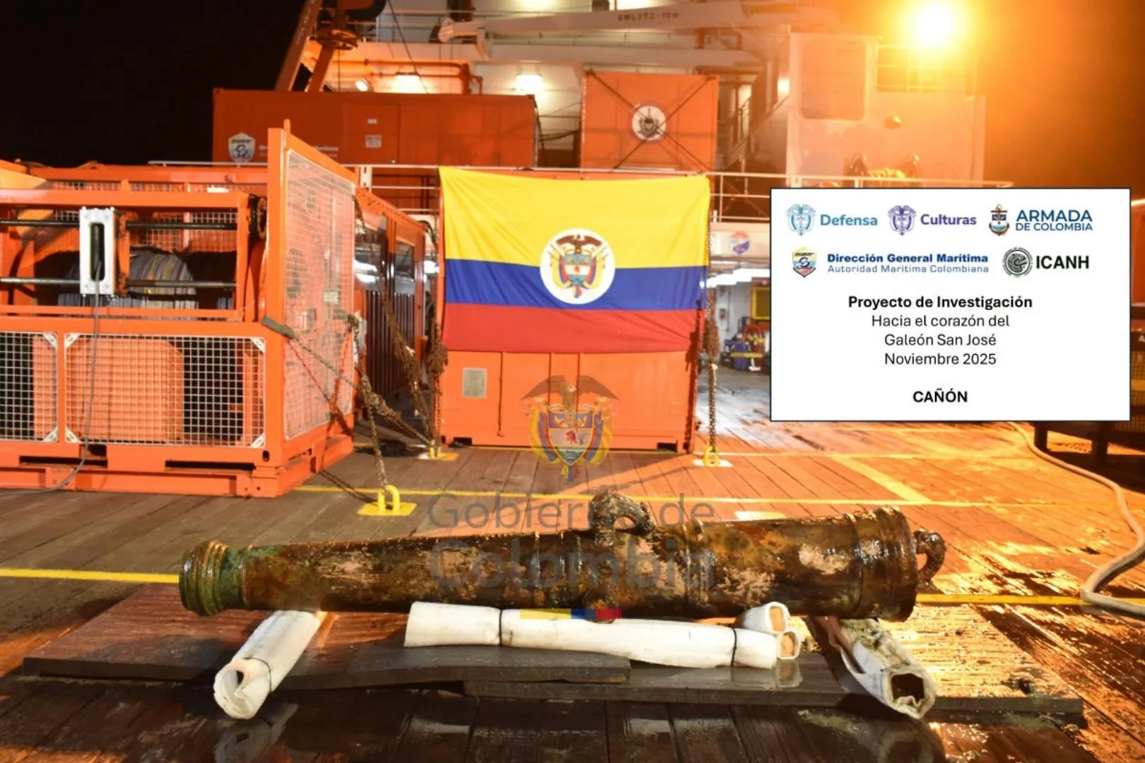 El cañón de bronce, recuperado a 600 metros de profundidad, fue trasladado en condiciones especiales para evitar su deterioro. Es uno de los primeros objetos extraídos del mítico galeón San José