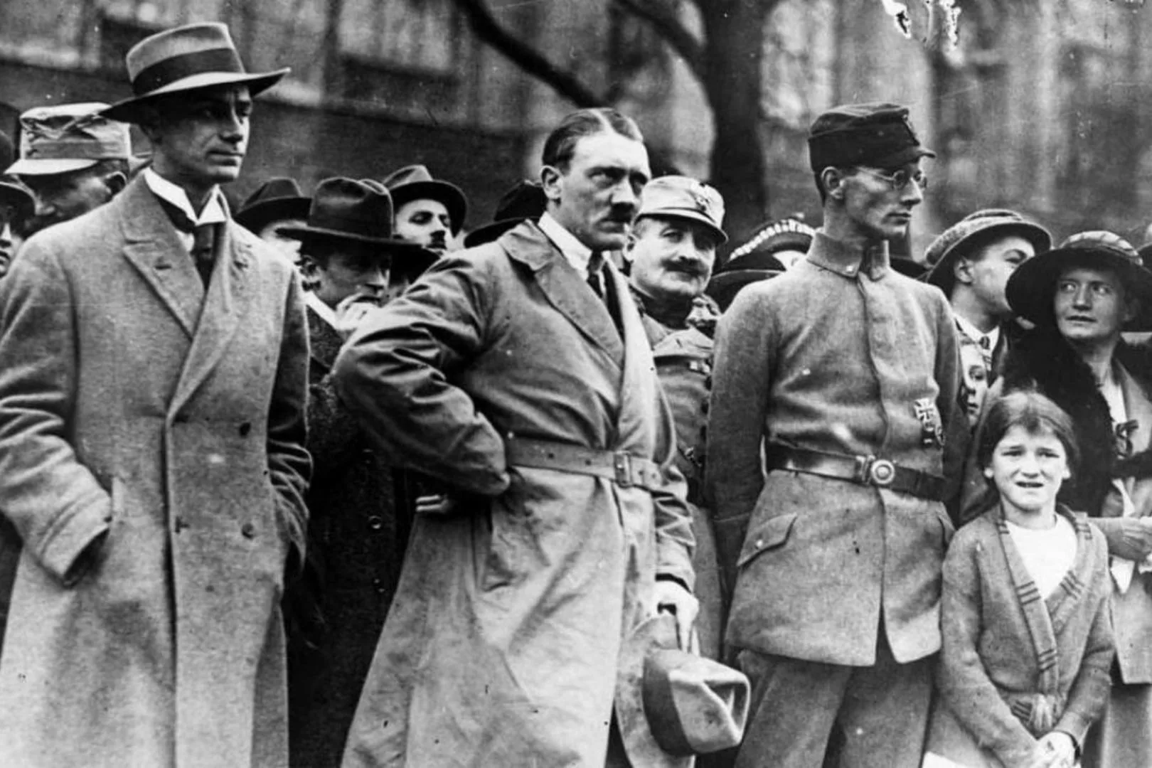 Tras el fallido golpe de Estado de 1923, conocido como el Putsch de Múnich, Hitler fue arrestado y encarcelado en Landsberg, un episodio clave que marcaría el inicio de su ascenso político en Alemania