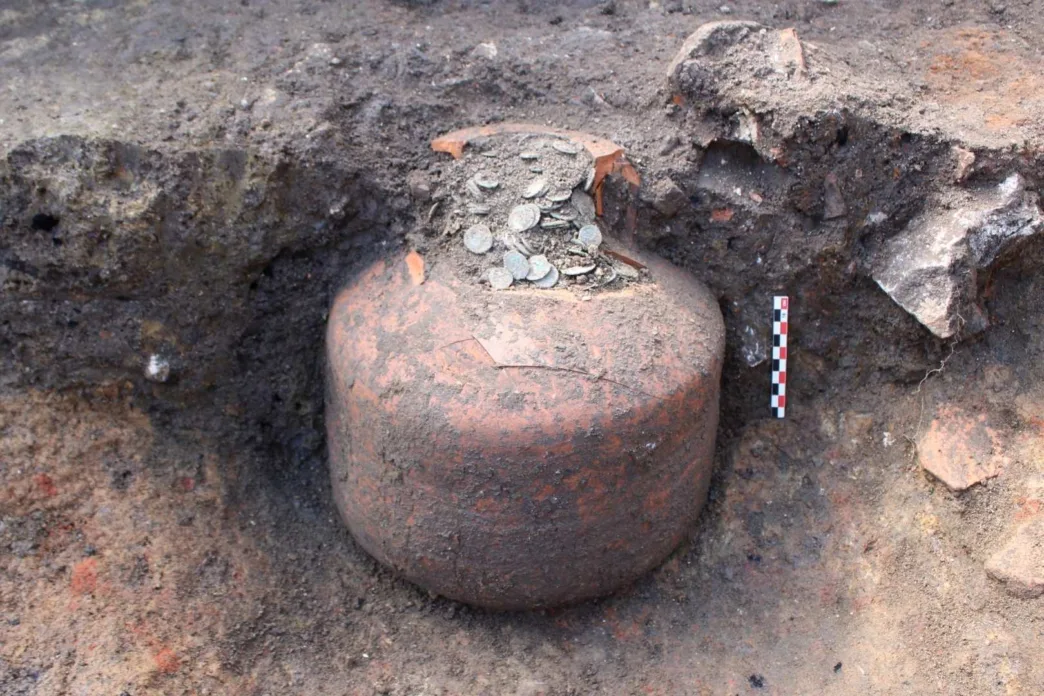 Descubren en un pequeño pueblo de Francia unas “alcancías” de hace 1.800 años repletas de monedas romanas cuidadosamente enterradas en el suelo de una antigua casa | Planeta 16 Descubren en un pequeño pueblo de Francia unas “alcancías” de hace 1.800 años repletas de monedas romanas cuidadosamente enterradas en el suelo de una antigua casa