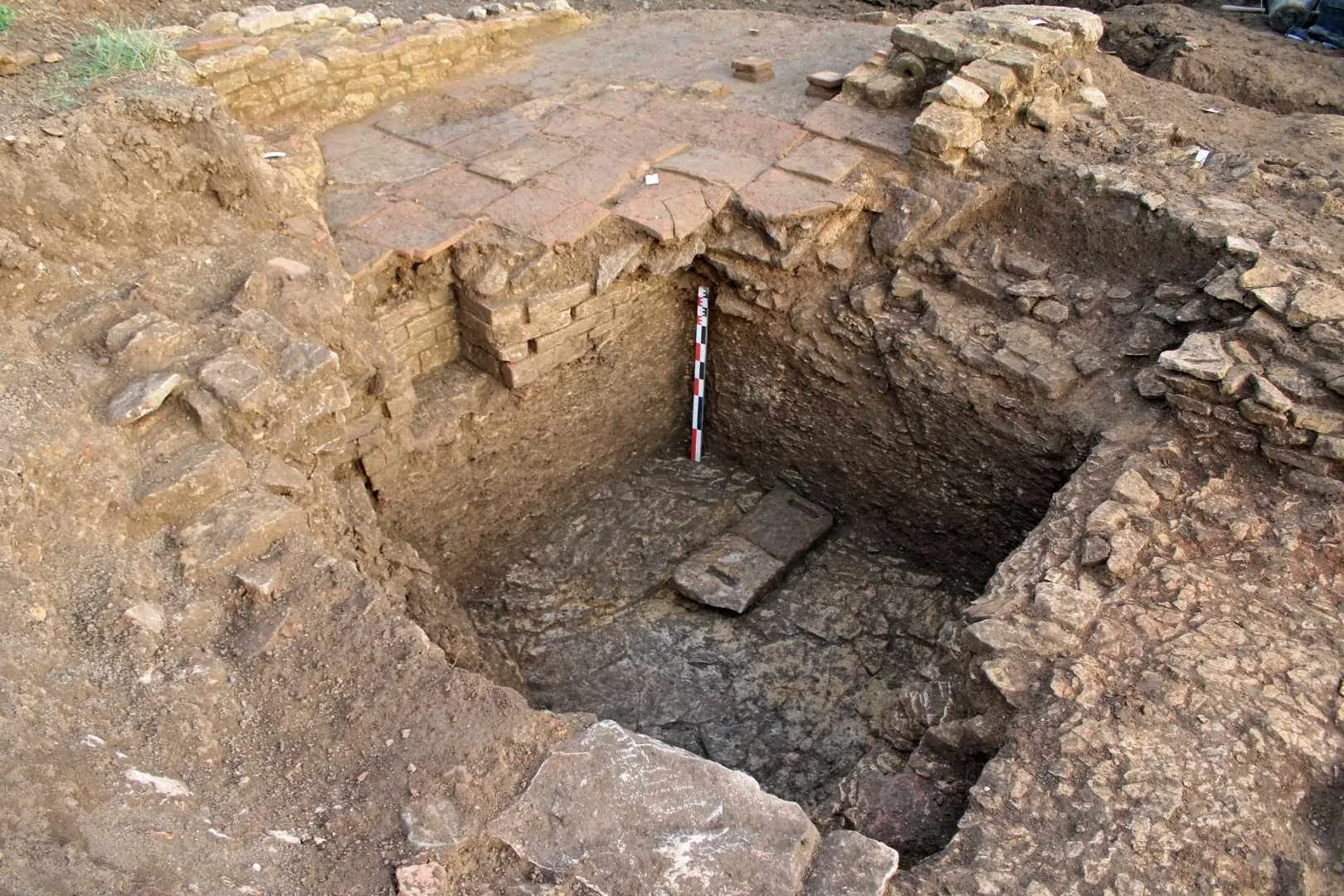 sistema-excavacion-barrio-romano | Planeta 16 El pavimento de un sistema de calefacción por hipocausto construido con tejas reutilizadas y asentado sobre una antigua bodega abandonada refleja de forma elocuente cómo se transformó este barrio residencial durante los últimos siglos del Imperio según documenta el equipo del Inrap en su reciente excavación