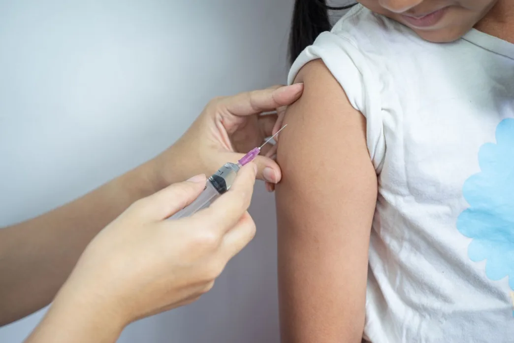 Los datos muestran una reducción de hasta el 76 % en visitas médicas de emergencia tras la vacunación infantil en la temporada 2024–2025 | Planeta 16 Los datos muestran una reducción de hasta el 76 % en visitas médicas de emergencia tras la vacunación infantil en la temporada 2024–2025