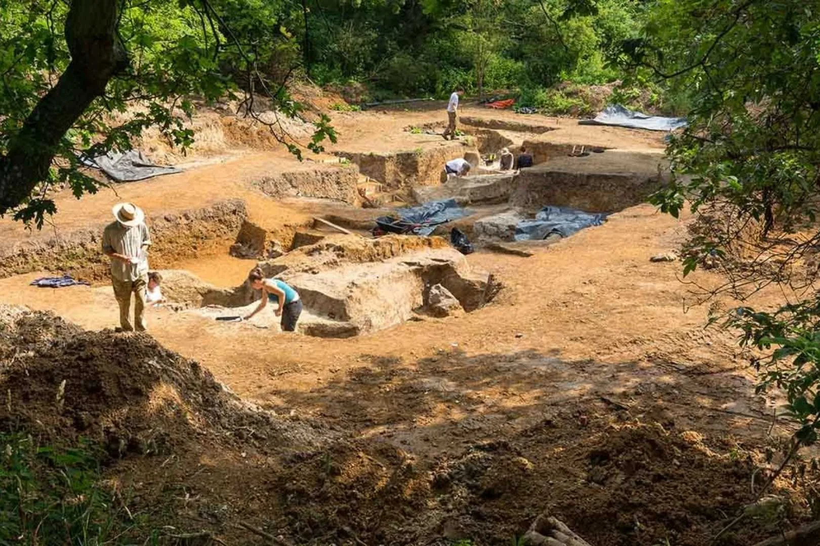 yacimiento-arqueologico-barnham | Planeta 16 Los investigadores trabajan en las excavaciones del yacimiento de Barnham, en el Reino Unido