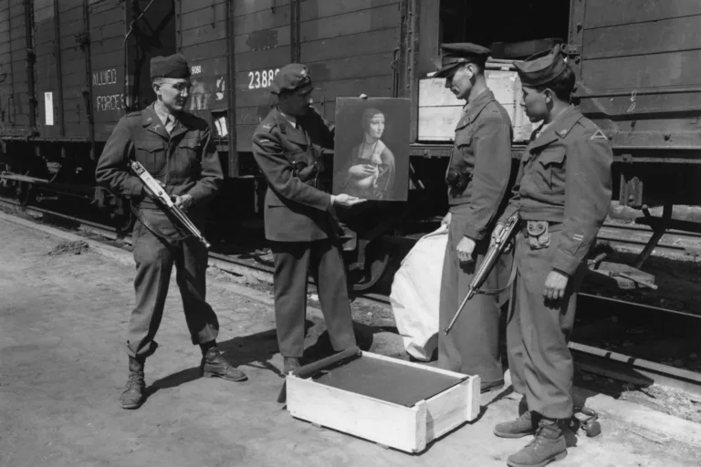Los Monuments Men originales lograron recuperar en 1945 la célebre obra La dama del armiño (1489-1491), de Leonardo da Vinci, que había sido saqueada por los nazis en Polonia durante la ocupación